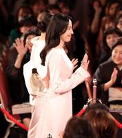 レッドカーペットを歩く優秀主演女優賞を受賞した長澤まさみ（撮影・石井剣太郎）