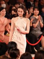 レッドカーペットを歩く北川景子（撮影・石井剣太郎）