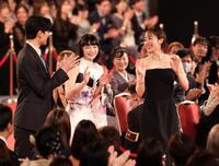 レッドカーペットを歩く（左から）松谷鷹也、見上愛、森田望智（撮影・石井剣太郎）