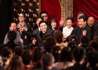 最優秀作品賞を受賞し観客に手を振る吉沢亮（中央）と「国宝」の関係者（撮影・石井剣太郎）