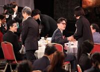 「国宝」が最優秀美術賞を受賞し笑顔で関係者を出迎える李相日監督（右から２人目）と吉沢亮（右から４人目）＝撮影・石井剣太郎