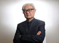 ポーズをとる堤幸彦氏（撮影・石井剣太郎）