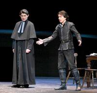 　熱演する松崎祐介（左）と坂本昌行