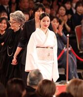 レッドカーペットを歩く（右から）広瀬すず、松たか子、倍賞千恵子（撮影・石井剣太郎）