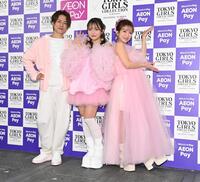 念願の親子揃ってのランウェイを前にポーズを決める（左から）杉浦太陽、希空、辻希美（撮影・開出牧）