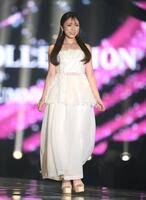 ランウェイを歩く矢吹奈子（撮影・堀内翔）