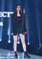 ランウェイでポーズを決める茅島みずき（撮影・開出牧）