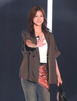 ランウェイから手を振る生見愛瑠（撮影・堀内翔）