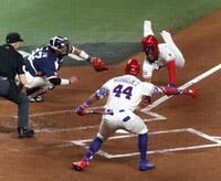 ２回、カミネロの先制二塁打で生還するゲレーロJr.（奥右）＝撮影・伊藤笙子