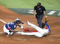 　韓国戦の３回、ドミニカ共和国のゲレロが二塁打を放ち生還する一走Ｊ・ソト