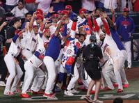 ７回、ウェルズの３ランでコールド勝ちを決め、喜ぶドミニカナイン（撮影・伊藤笙子）