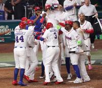 ７回、コールド勝ちを決める３ランを放ったウェルズを迎えるドミニカナイン（撮影・伊藤笙子）