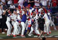 ７回、ウェルズの３ランでコールド勝ちを決め、喜ぶドミニカナイン（撮影・伊藤笙子）