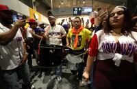 試合中、コンコースを練り歩く鼓笛隊とドミニカ共和国ファン（撮影・伊藤笙子）