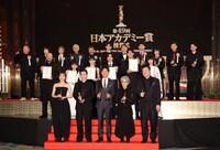 日本アカデミー賞の会場で記念撮影する俳優ら＝１３日