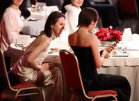 最優秀助演女優賞を受賞した森田望智（右）に声をかける北川景子（撮影・石井剣太郎）