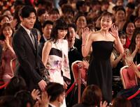 レッドカーペットを歩く（左から）松谷鷹也、見上愛、森田望智（撮影・石井剣太郎）