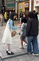 ティッシュ配りをするＳＴＵ４８のメンバー©ＳＴＵ