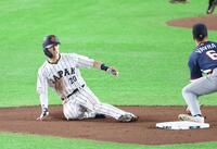 チェコ戦で二盗を決める周東＝１０日