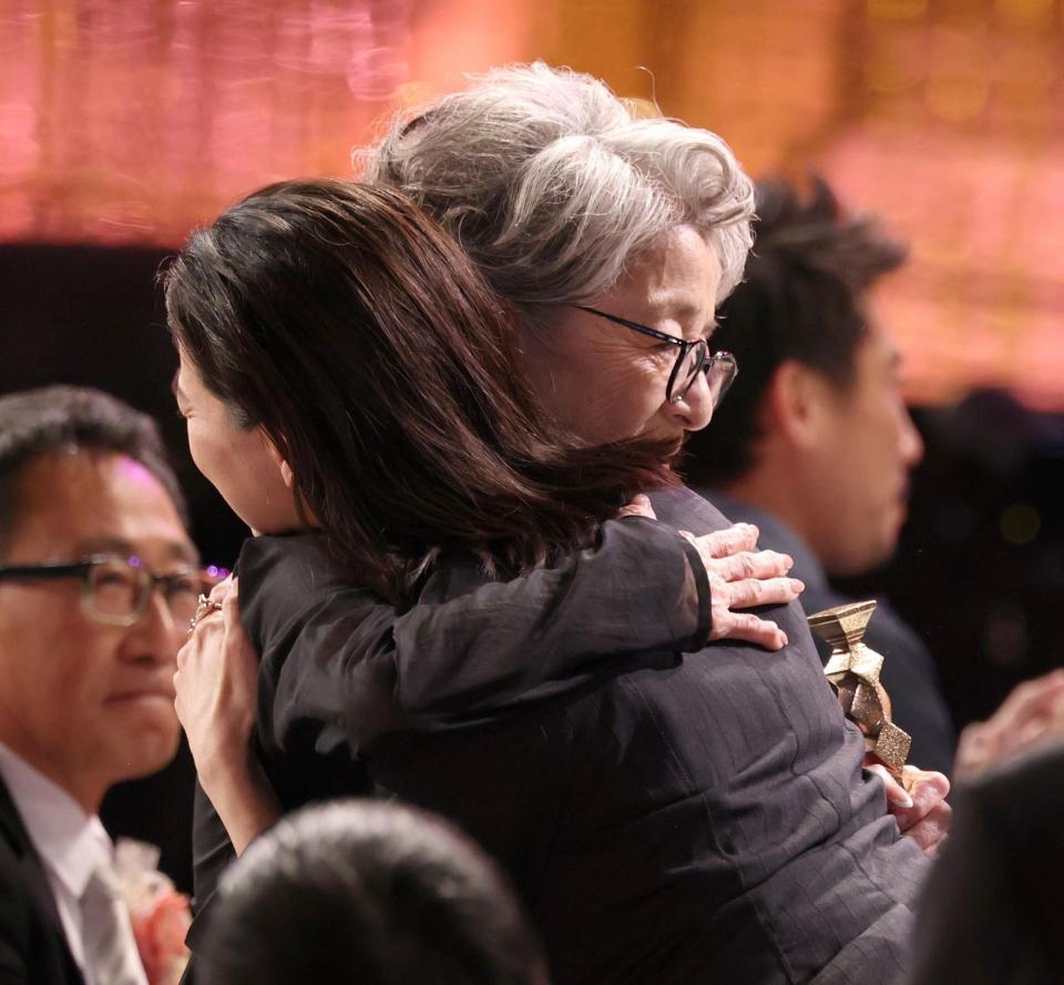 最優秀主演女優賞を受賞し、蒼井優（右）と抱き合う倍賞千恵子（撮影・石井剣太郎）