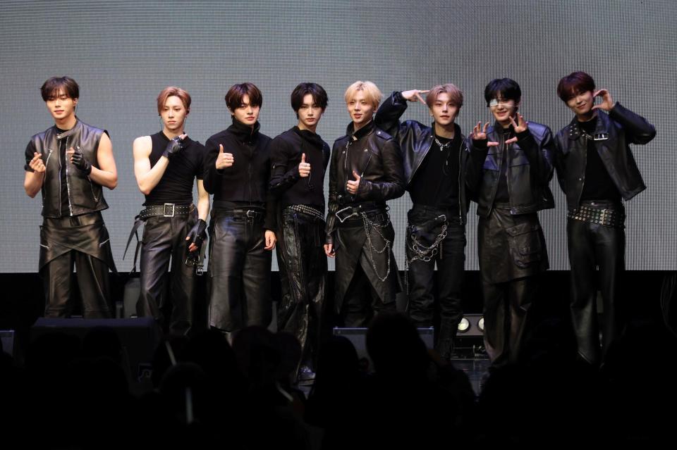 会場を盛り上げたＡＬＰＨＡ　ＤＲＩＶＥ　ＯＮＥの（左から）ＪＵＮＳＥＯ、ＡＲＮＯ、ＬＥＯ、ＡＮＸＩＮ、ＳＡＮＧＷＯＮ、ＸＩＮＬＯＮＧ、ＳＡＮＧＨＹＥＯＮ、ＧＥＯＮＷＯＯ（撮影・金田祐二）