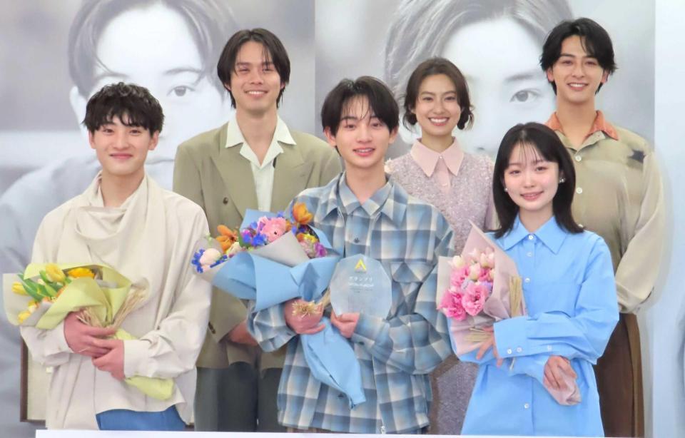 　グランプリ授賞式に出席した（前列左から）菊地颯一郎さん、大友隆佑さん、高橋泉さん（後列同）細田佳央太、恒松祐里、新原泰佑