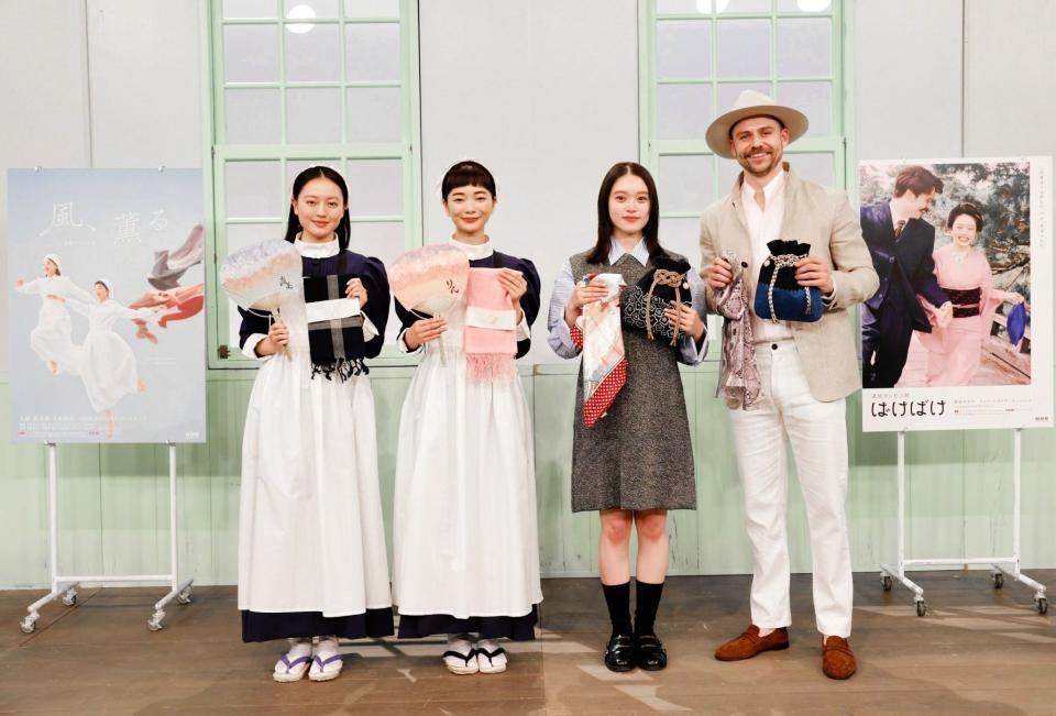 朝ドラバトンタッチセレモニーに参加した（左から）上坂樹里、見上愛、高石あかり、トミー・バストウ