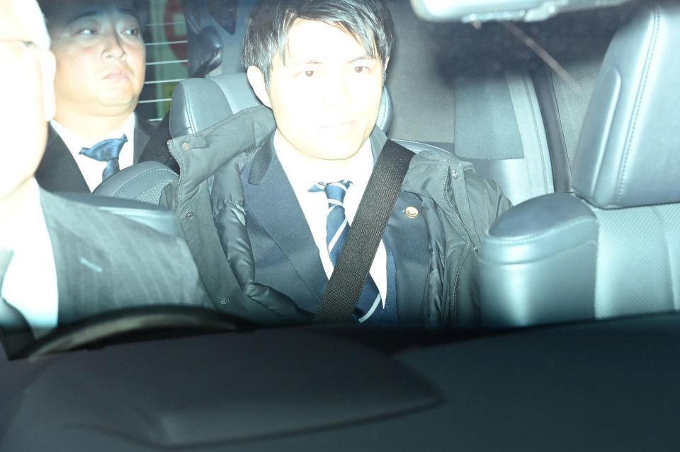 初公判を終え車で引き揚げる斉藤慎二被告（左後方）