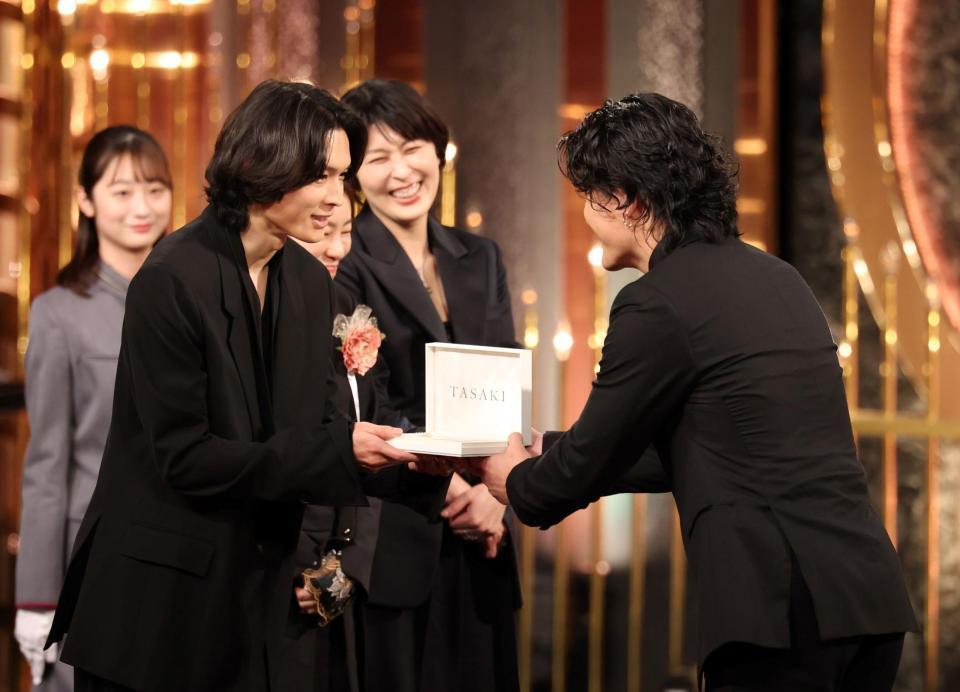 話題賞を受賞した松村北斗（左）に声をかけるプレゼンターの森本慎太郎（撮影・石井剣太郎）