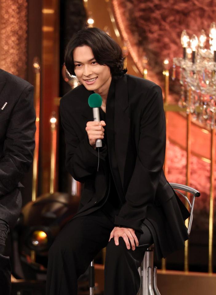 最優秀助演男優賞発表のステージで笑顔で話す松村北斗（撮影・石井剣太郎）