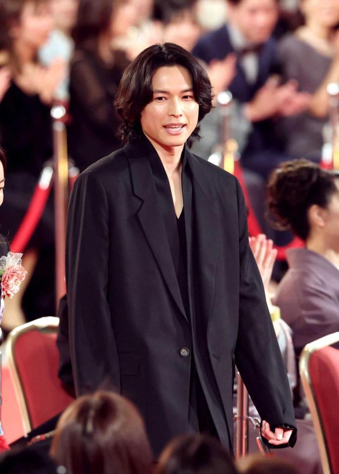 　レッドカーペットを歩く松村北斗