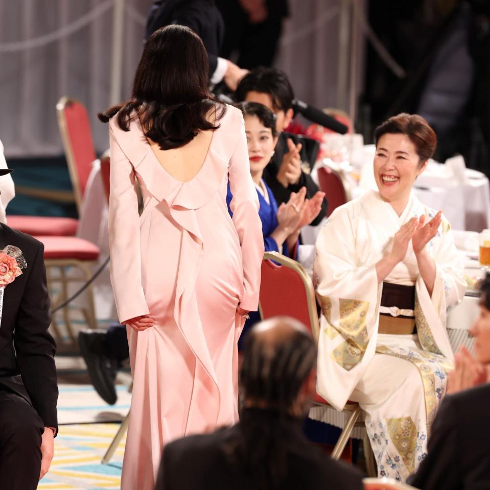 入場する優秀主演女優賞を受賞した長澤まさみ（左）＝撮影・石井剣太郎