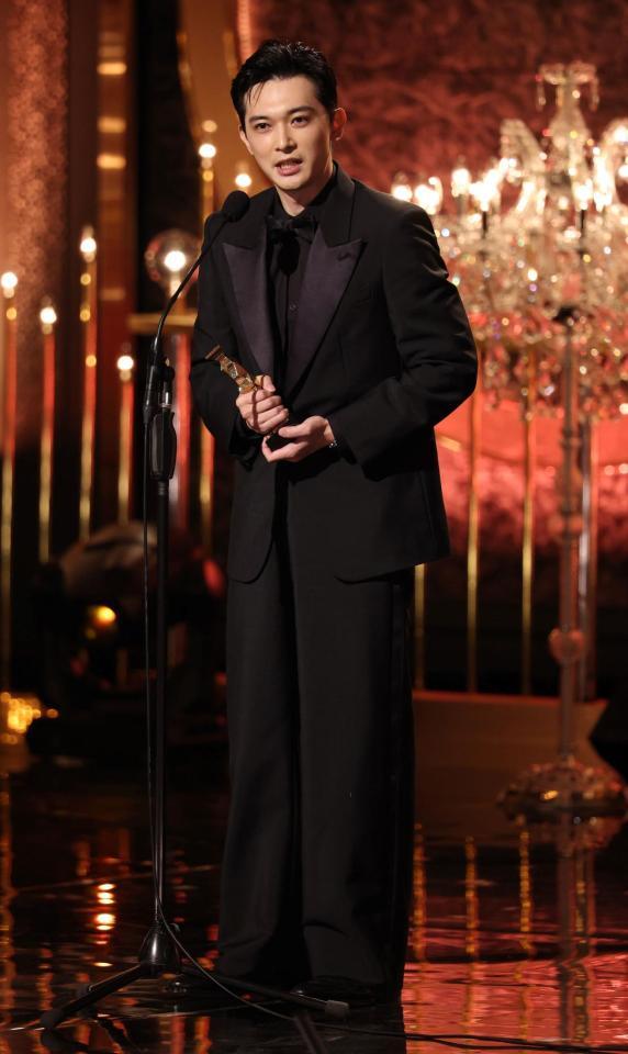 最優秀主演男優賞を受賞し、スピーチする吉沢亮（撮影・石井剣太郎）