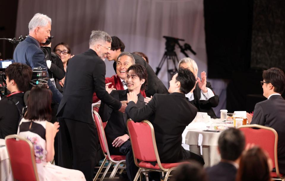 「国宝」が最優秀撮影賞と最優秀照明賞を受賞し喜ぶ横浜流星（中央）、渡辺謙（中央後方）ら関係者（撮影・石井剣太郎）