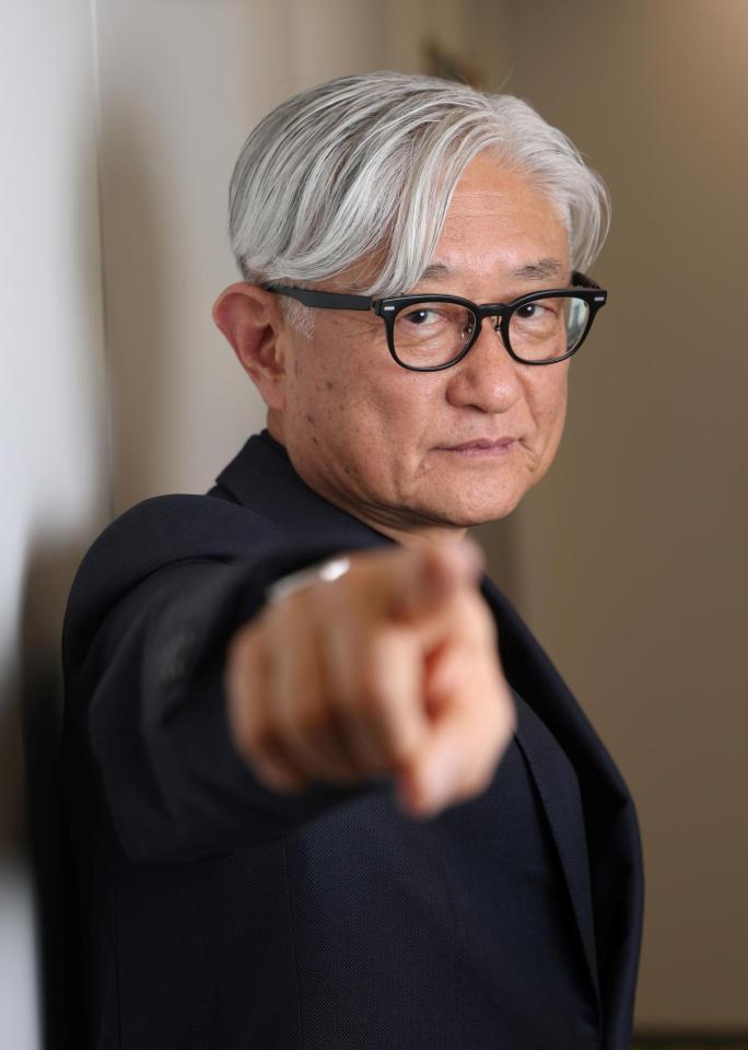 ポーズをとる堤幸彦氏（撮影・石井剣太郎）