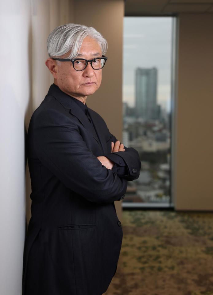 ポーズをとる堤幸彦氏（撮影・石井剣太郎）