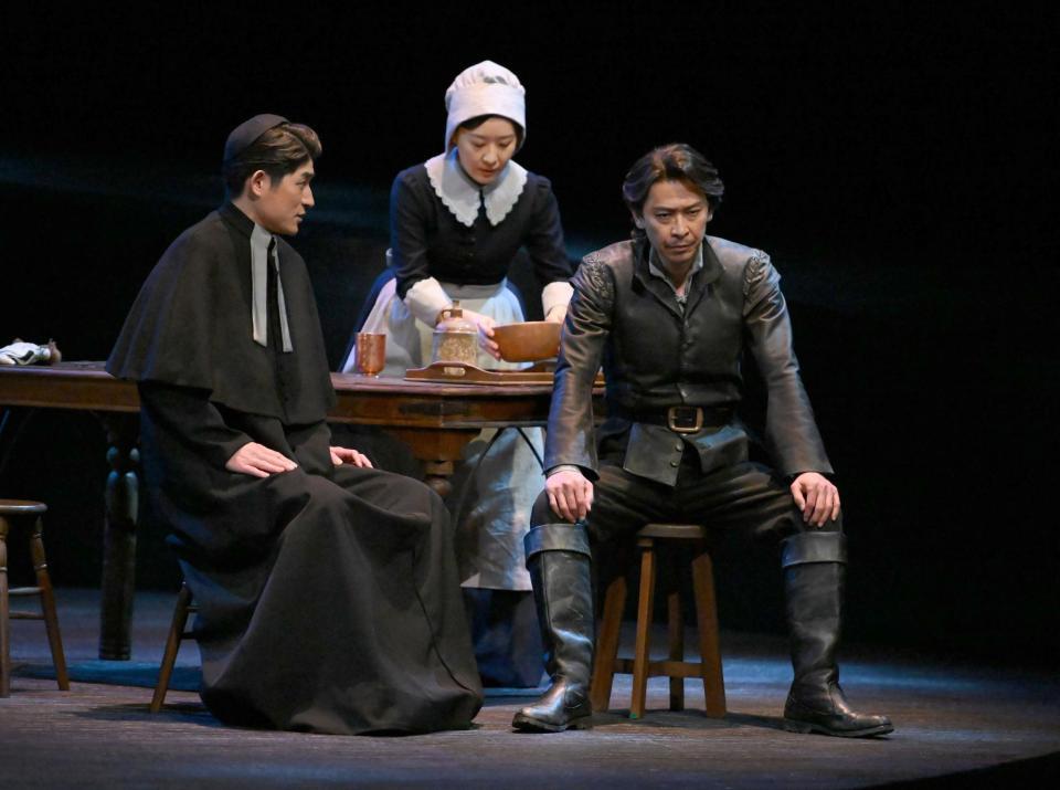 舞台で熱演する（左から）松崎祐介、前田亜季、坂本昌行（撮影・開出牧）