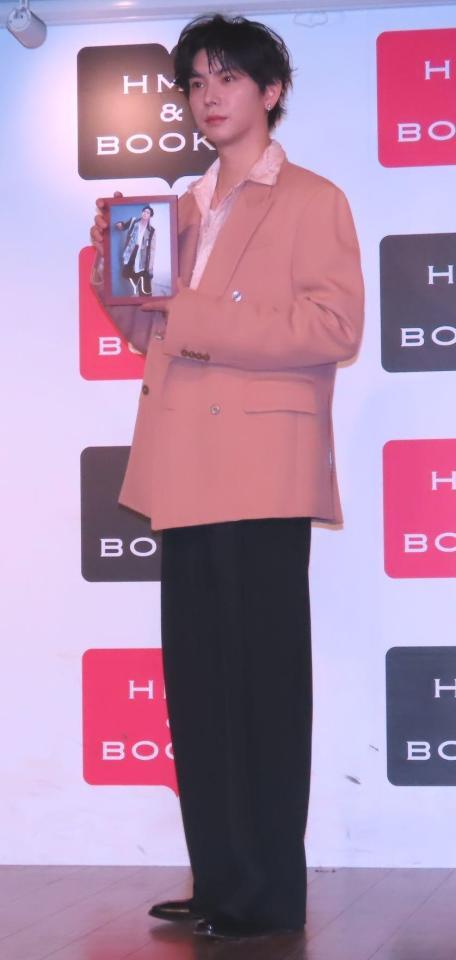 カレンダー発売記念イベントを行ったＹＵ