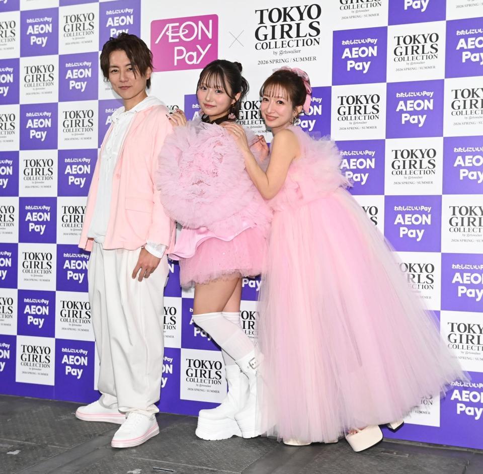 念願の親子揃ってのランウェイを前にポーズを決める（左）杉浦太陽、希空、辻希美（撮影・開出牧）