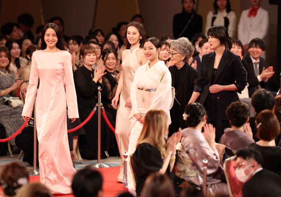 レッドカーペットを歩く（左から）長澤まさみ、北川景子、広瀬すず、倍賞千恵子、松たか子（撮影・石井剣太郎）