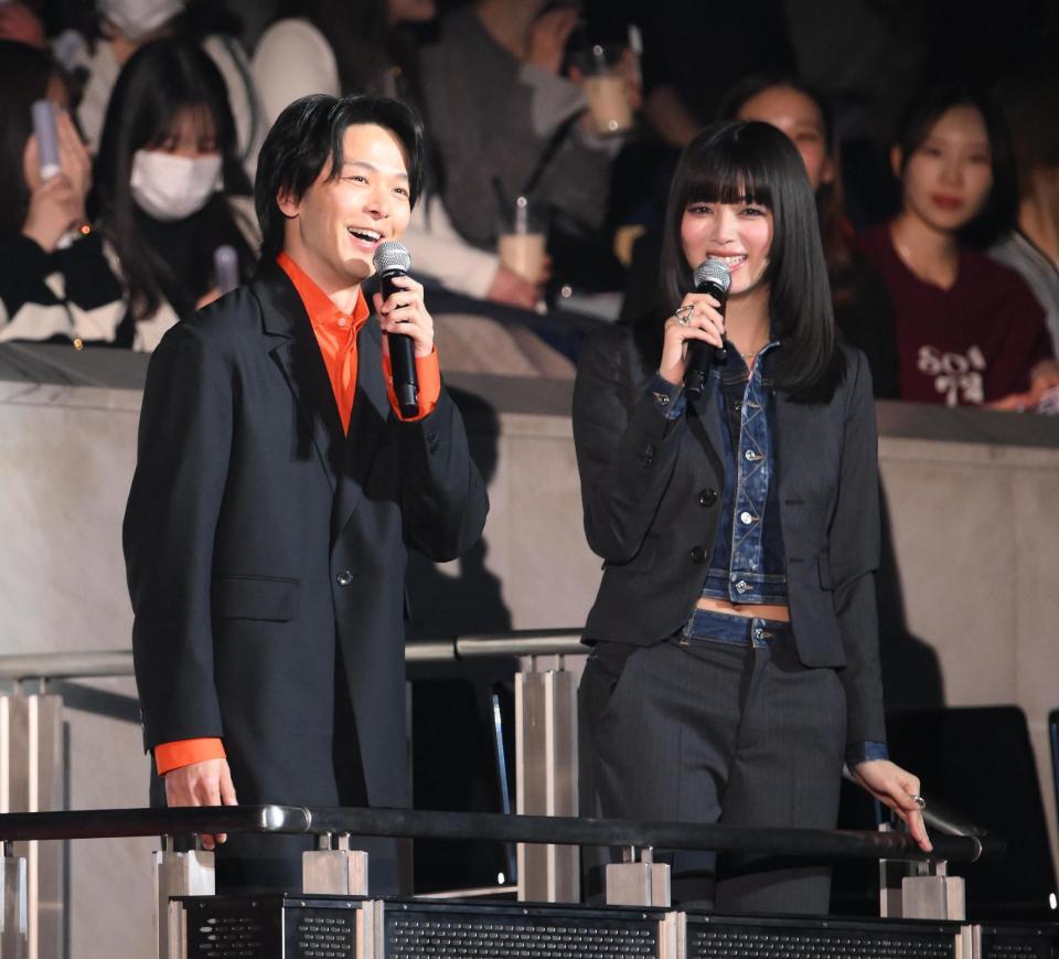 東京ガールズコレクションに登場した中村倫也（左）と池田エライザ（撮影・堀内翔）