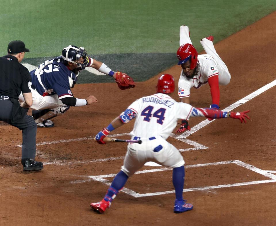 ２回、カミネロの先制二塁打で生還するゲレーロJr.（奥右）＝撮影・伊藤笙子