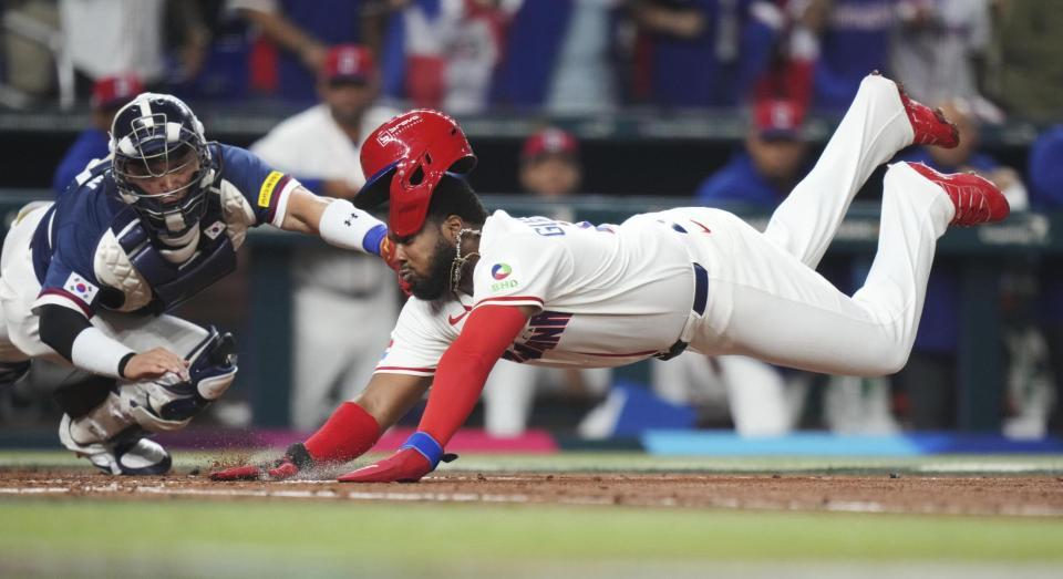 　韓国戦の２回、ドミニカ共和国のカミネロが二塁打を放ち生還する一走ゲレロ