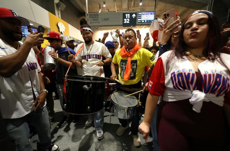 試合中、コンコースを練り歩く鼓笛隊とドミニカ共和国ファン（撮影・伊藤笙子）