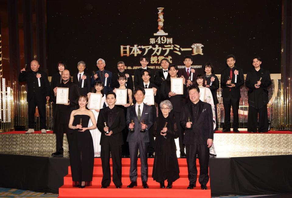 日本アカデミー賞の会場で記念撮影する俳優ら＝１３日