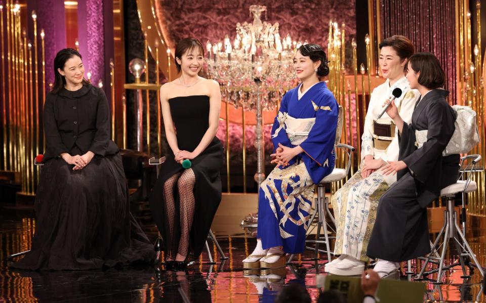 笑顔で話す優秀助演女優賞の（左から）蒼井優、森田望智、高畑充希、寺島しのぶ、森七菜（撮影・石井剣太郎）