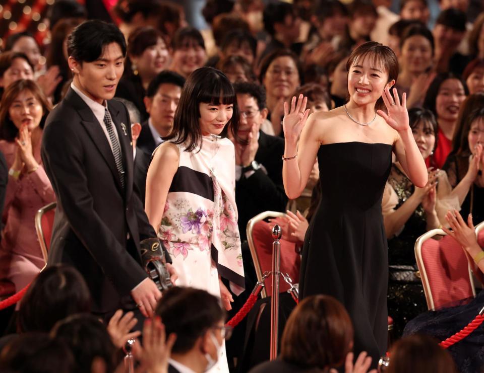 レッドカーペットを歩く（左から）松谷鷹也、見上愛、森田望智（撮影・石井剣太郎）