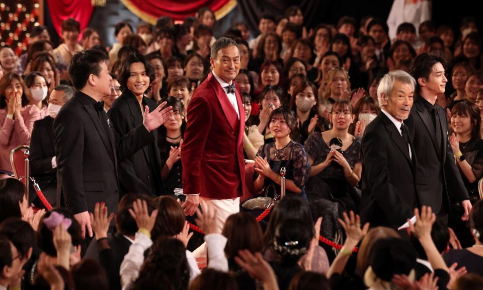 レッドカーペットを歩く優秀助演男優賞を受賞した（左から）佐藤二朗、松村北斗、渡辺謙、田中泯、横浜流星（撮影・石井剣太郎）