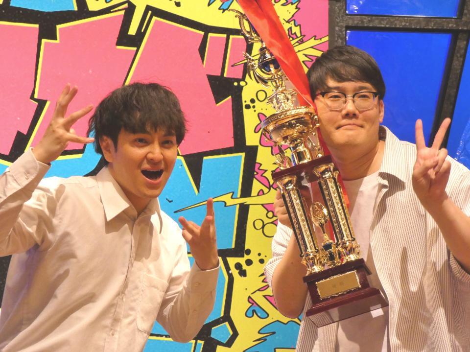 優勝したファイヤーサンダーのこてつ（左）、﨑山祐