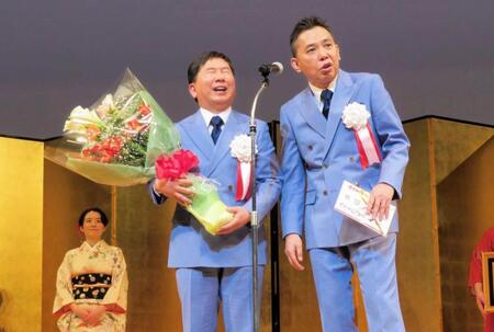 スピーチで安達祐実をいじる太田光（右）とあちゃ～な表情の田中裕二